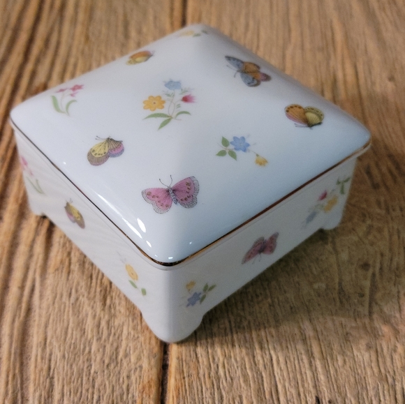 Vintage Porcelain Butterfly Trinket Dish with Lid. - Picture 3 of 12